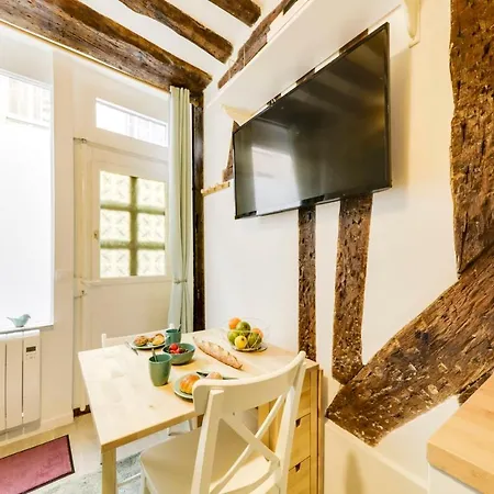 Antique-Style Flat in Val-de-Grâce Paris